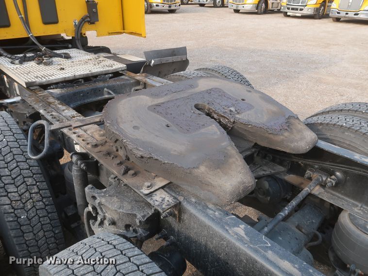 image for item KR9827 2017 Peterbilt 579  semi truck