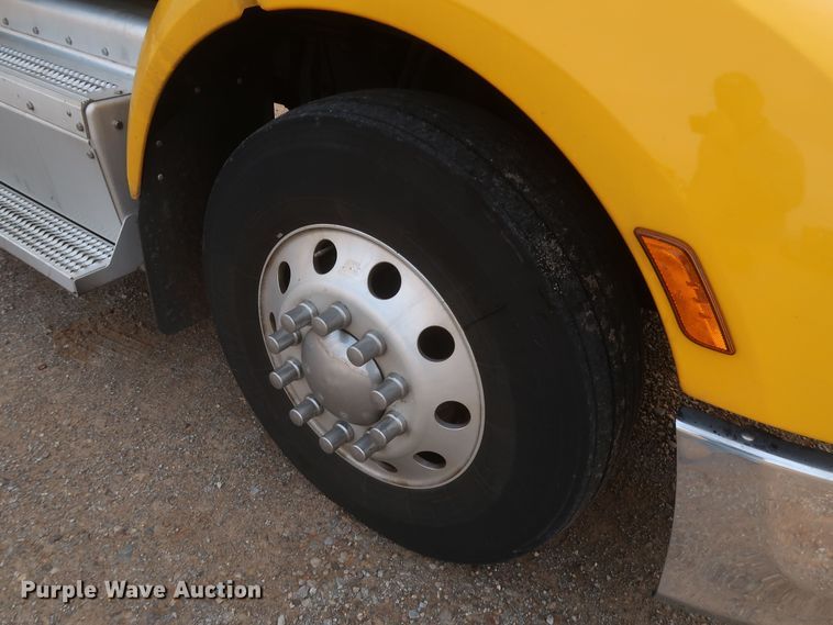 image for item KR9827 2017 Peterbilt 579  semi truck