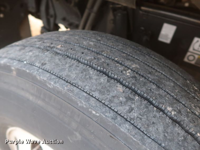 image for item KR9827 2017 Peterbilt 579  semi truck