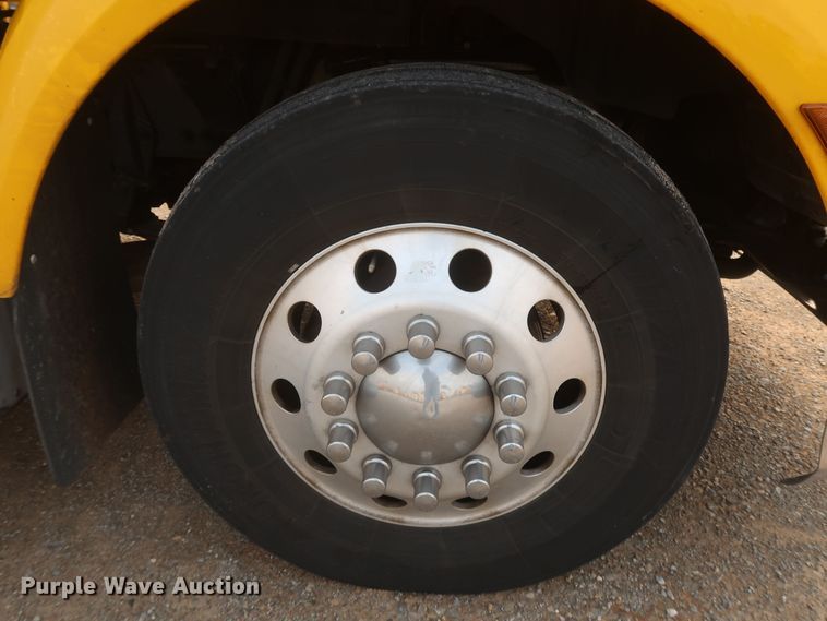 image for item KR9827 2017 Peterbilt 579  semi truck