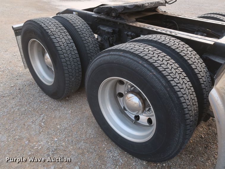 image for item KR9827 2017 Peterbilt 579  semi truck