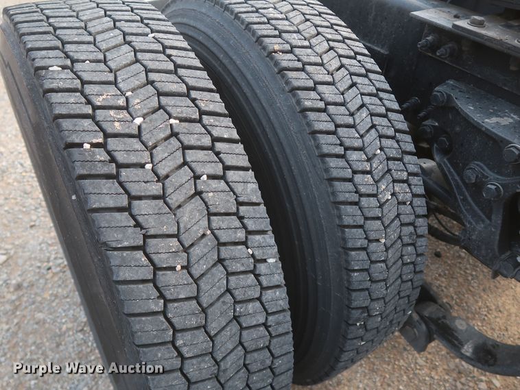 image for item KR9827 2017 Peterbilt 579  semi truck