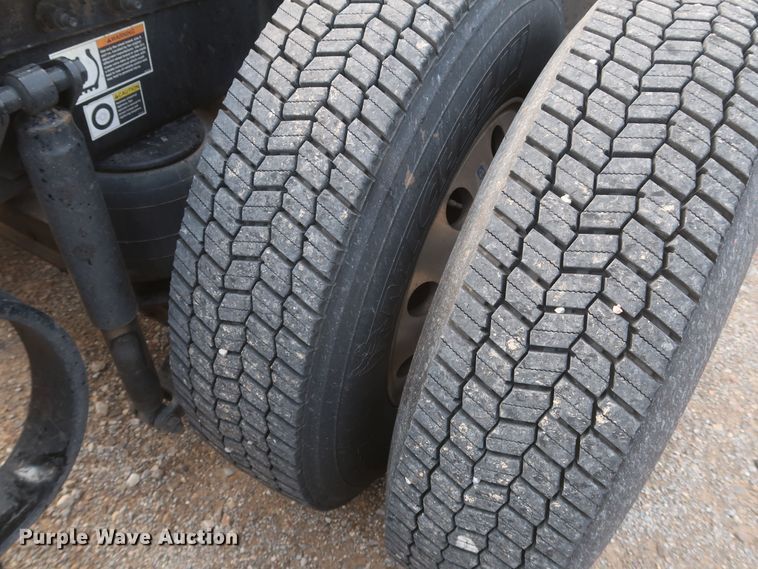 image for item KR9827 2017 Peterbilt 579  semi truck