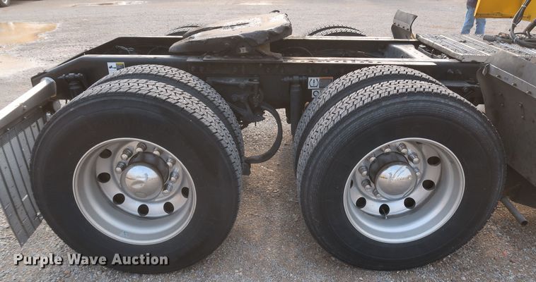 image for item KR9827 2017 Peterbilt 579  semi truck