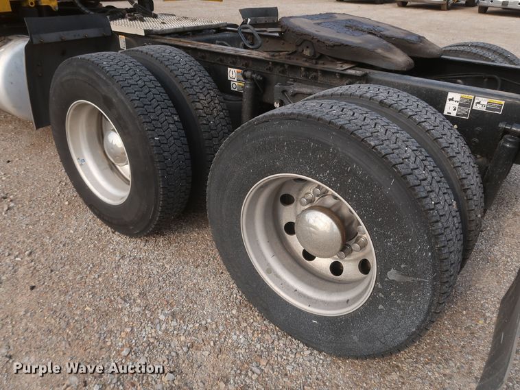 image for item KR9827 2017 Peterbilt 579  semi truck