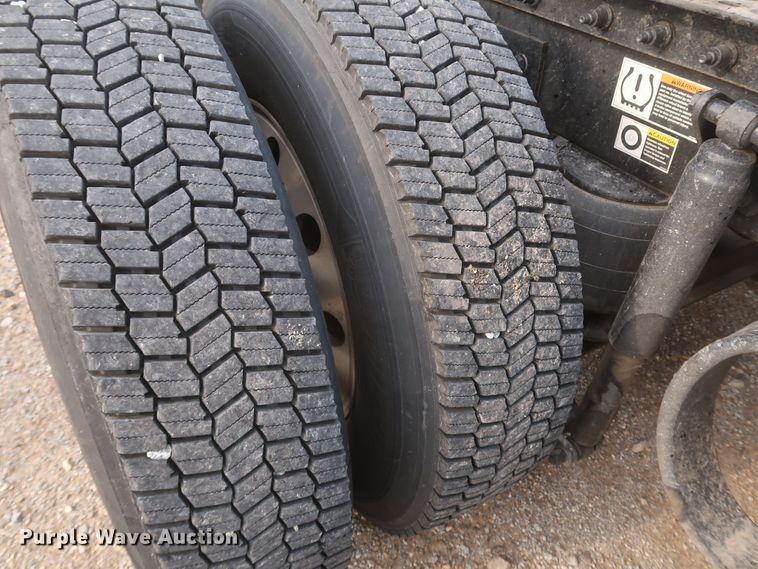 image for item KR9827 2017 Peterbilt 579  semi truck