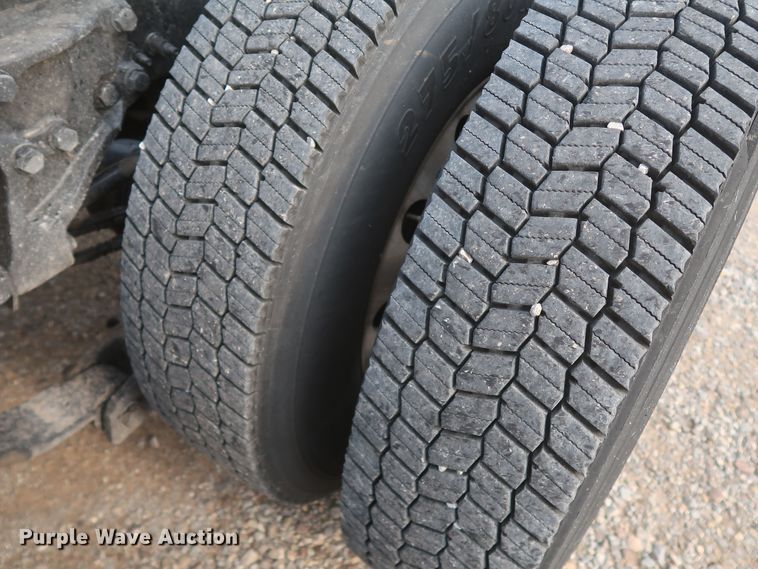 image for item KR9827 2017 Peterbilt 579  semi truck