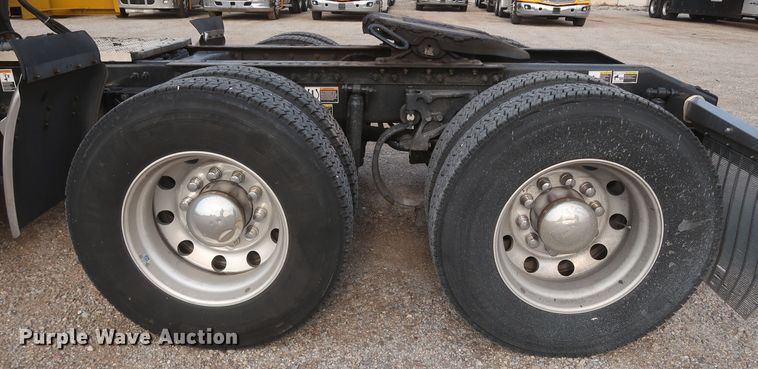 image for item KR9827 2017 Peterbilt 579  semi truck