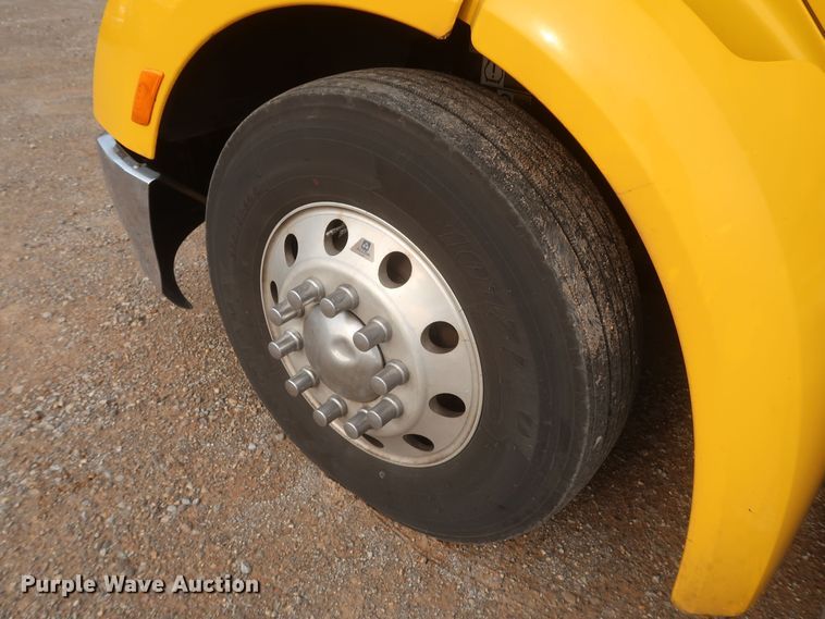 image for item KR9827 2017 Peterbilt 579  semi truck