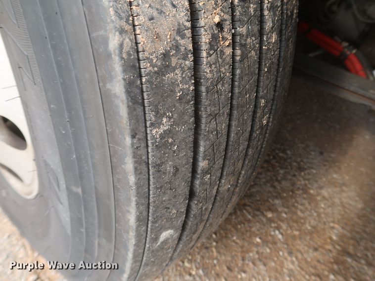 image for item KR9827 2017 Peterbilt 579  semi truck