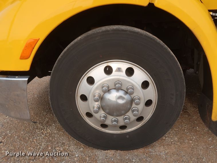 image for item KR9827 2017 Peterbilt 579  semi truck