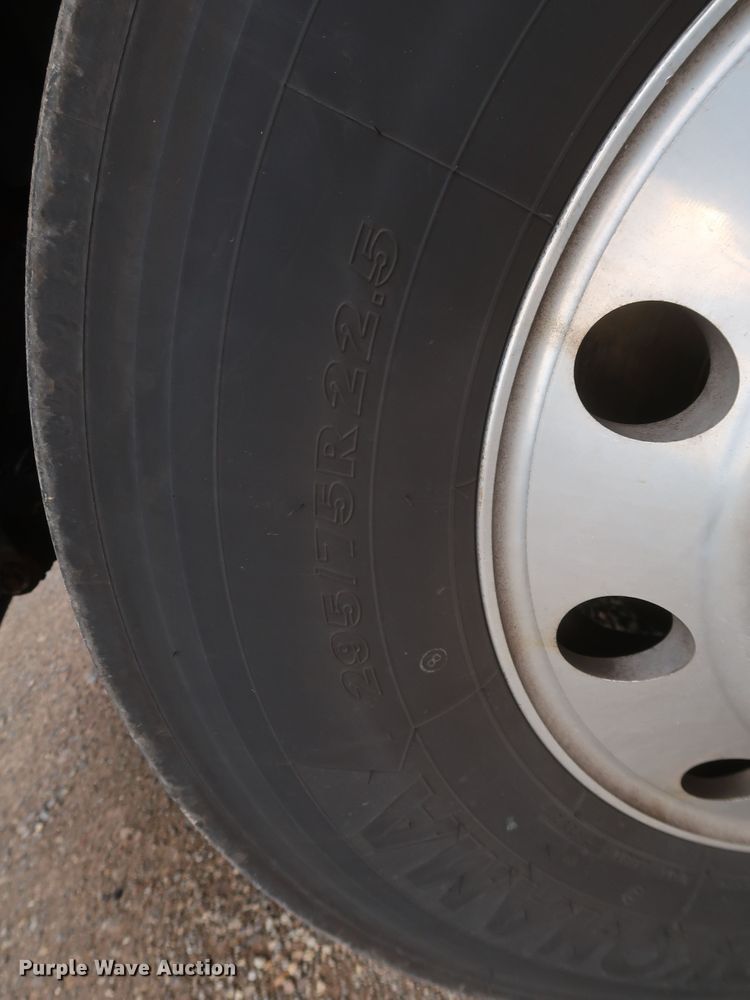 image for item KR9827 2017 Peterbilt 579  semi truck