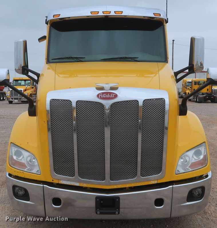image for item KR9828 2016 Peterbilt 579  semi truck