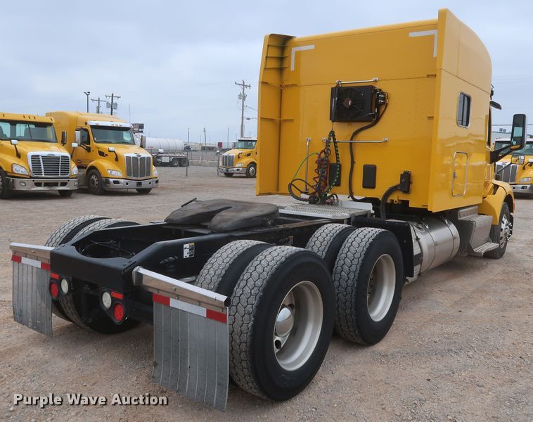 image for item KR9828 2016 Peterbilt 579  semi truck