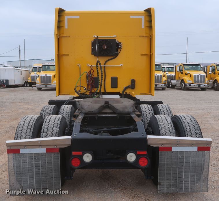 image for item KR9828 2016 Peterbilt 579  semi truck