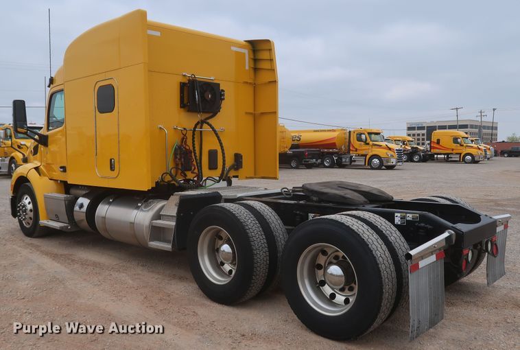 image for item KR9828 2016 Peterbilt 579  semi truck