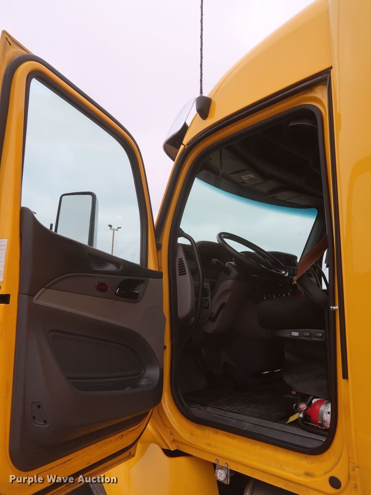 image for item KR9828 2016 Peterbilt 579  semi truck