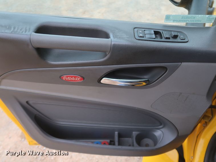 image for item KR9828 2016 Peterbilt 579  semi truck