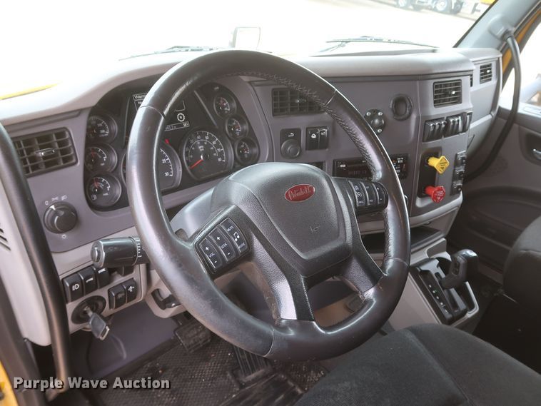 image for item KR9828 2016 Peterbilt 579  semi truck