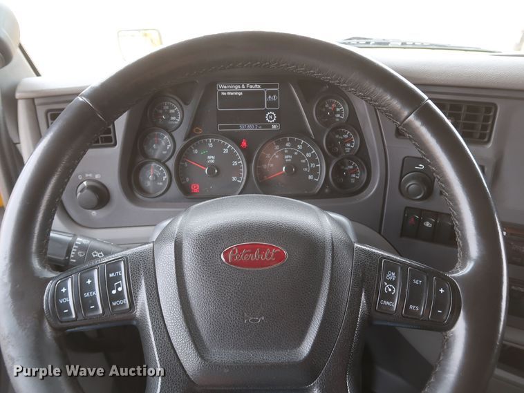 image for item KR9828 2016 Peterbilt 579  semi truck
