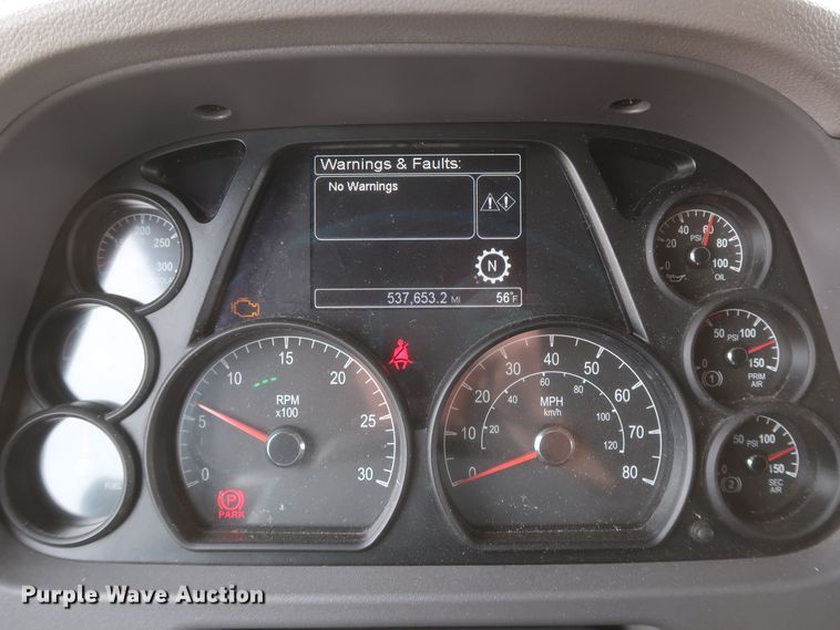 image for item KR9828 2016 Peterbilt 579  semi truck