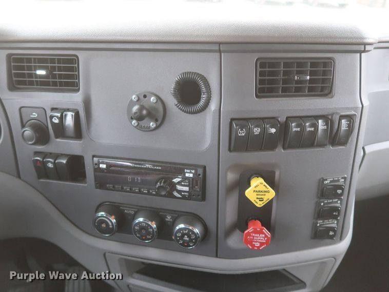 image for item KR9828 2016 Peterbilt 579  semi truck