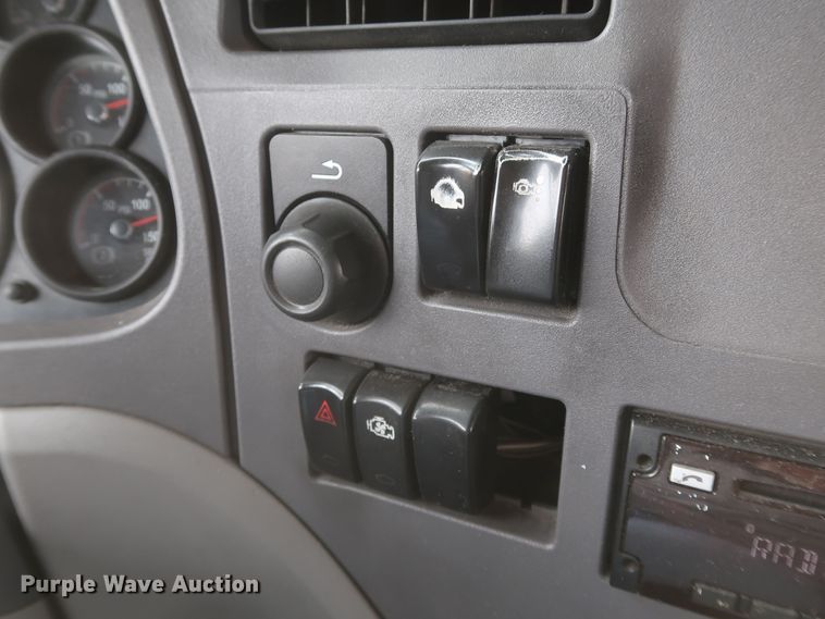 image for item KR9828 2016 Peterbilt 579  semi truck