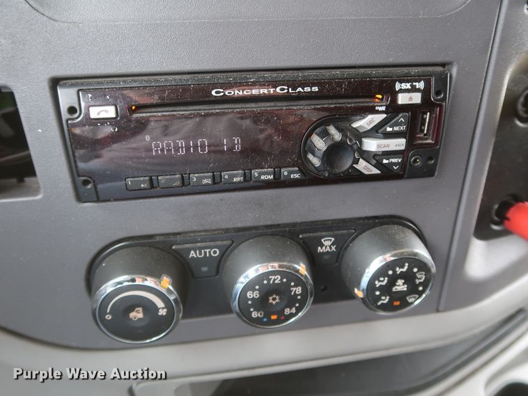 image for item KR9828 2016 Peterbilt 579  semi truck