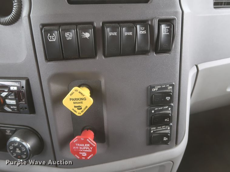 image for item KR9828 2016 Peterbilt 579  semi truck