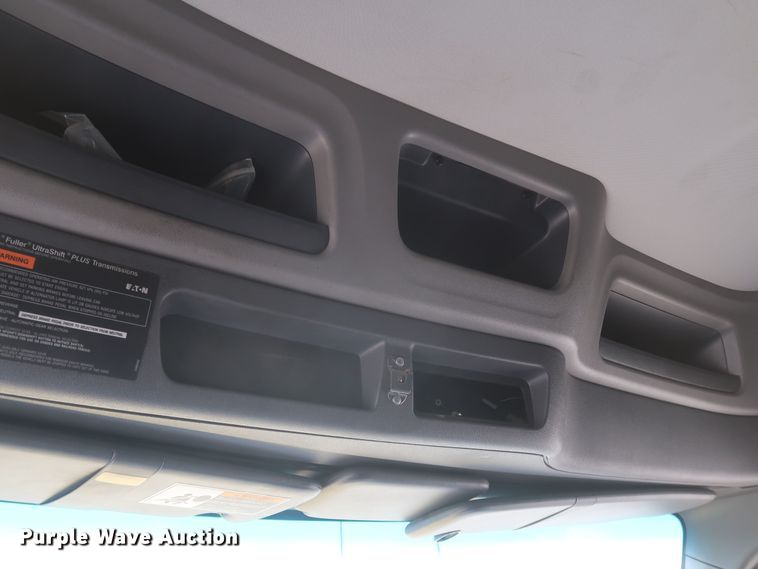 image for item KR9828 2016 Peterbilt 579  semi truck