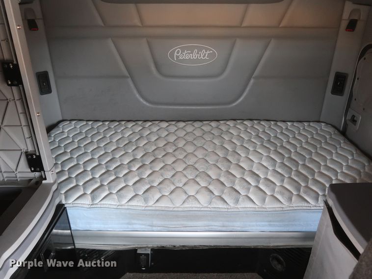 image for item KR9828 2016 Peterbilt 579  semi truck