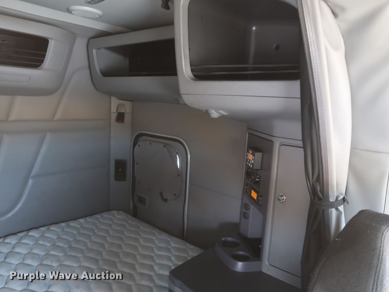 image for item KR9828 2016 Peterbilt 579  semi truck