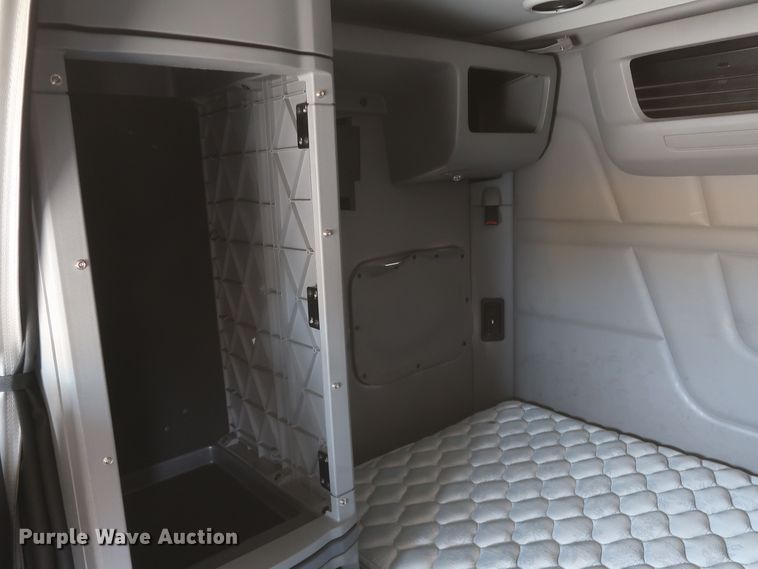 image for item KR9828 2016 Peterbilt 579  semi truck