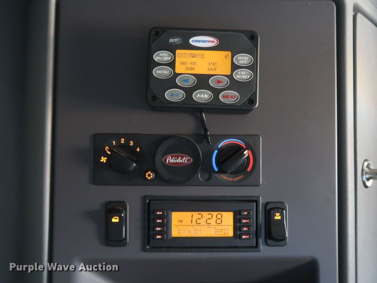 image for item KR9828 2016 Peterbilt 579  semi truck