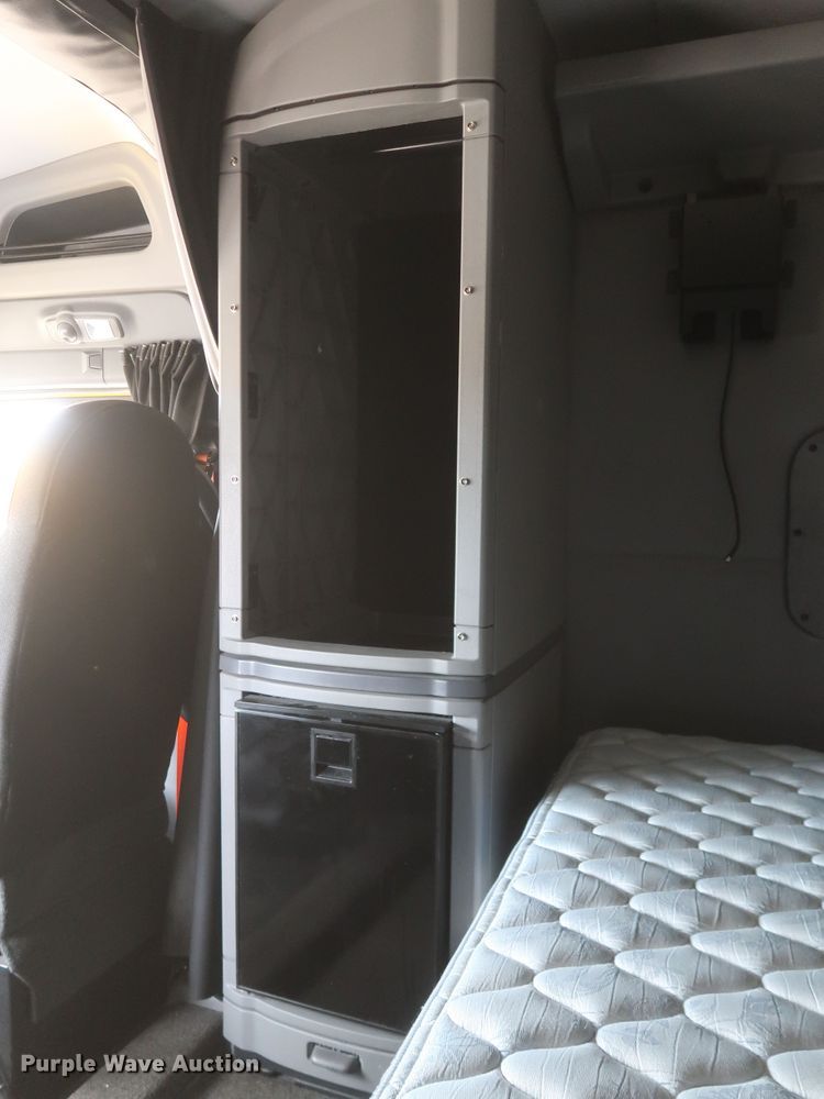 image for item KR9828 2016 Peterbilt 579  semi truck