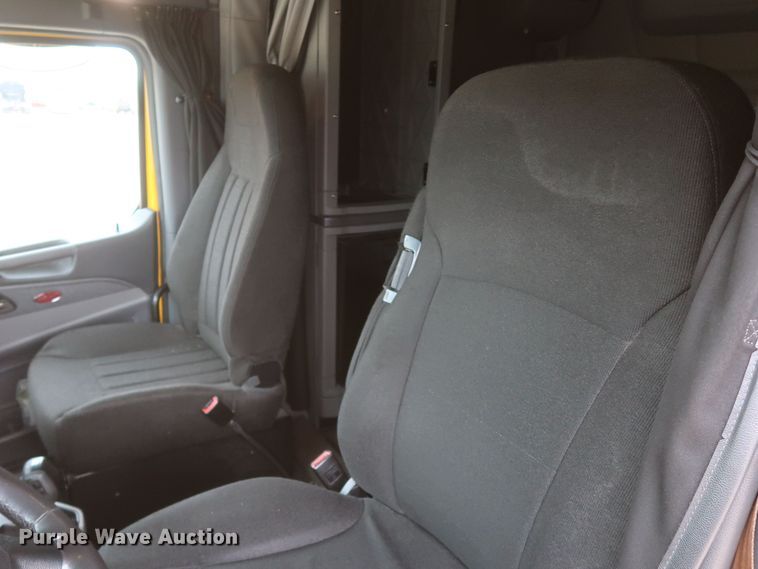 image for item KR9828 2016 Peterbilt 579  semi truck