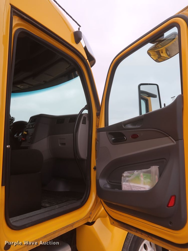 image for item KR9828 2016 Peterbilt 579  semi truck
