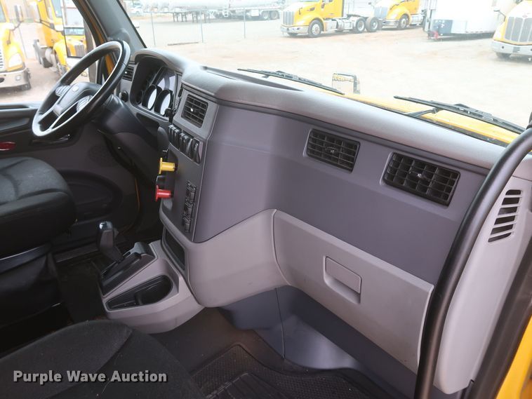 image for item KR9828 2016 Peterbilt 579  semi truck