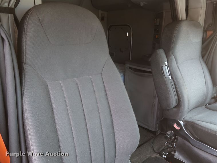 image for item KR9828 2016 Peterbilt 579  semi truck