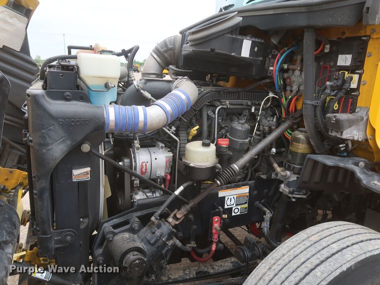 image for item KR9828 2016 Peterbilt 579  semi truck