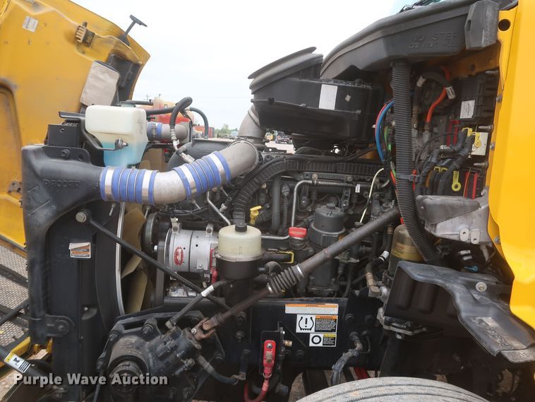 image for item KR9828 2016 Peterbilt 579  semi truck