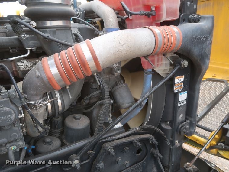 image for item KR9828 2016 Peterbilt 579  semi truck