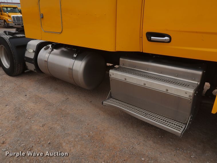 image for item KR9828 2016 Peterbilt 579  semi truck