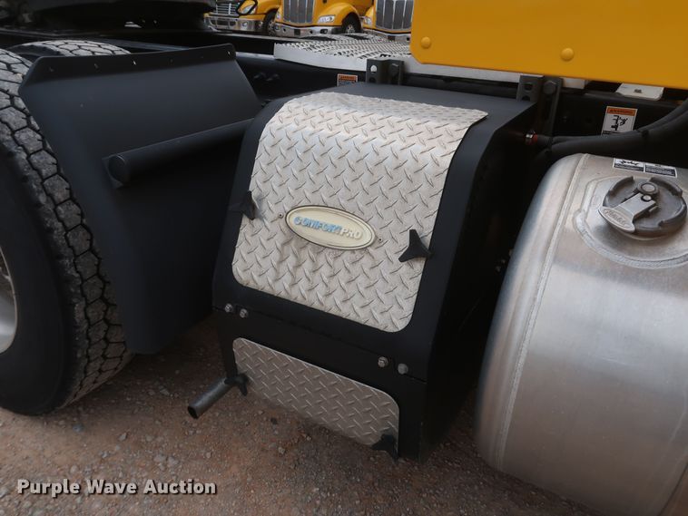 image for item KR9828 2016 Peterbilt 579  semi truck