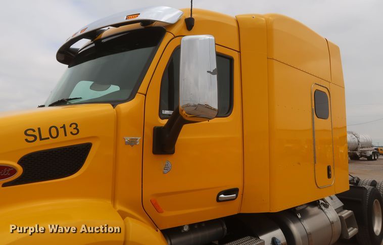 image for item KR9828 2016 Peterbilt 579  semi truck