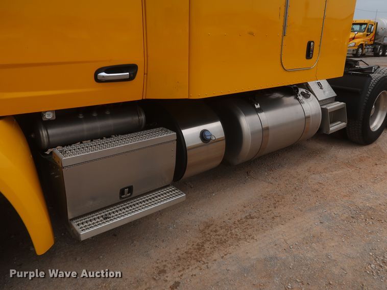 image for item KR9828 2016 Peterbilt 579  semi truck