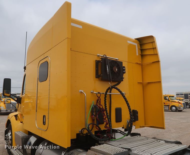 image for item KR9828 2016 Peterbilt 579  semi truck
