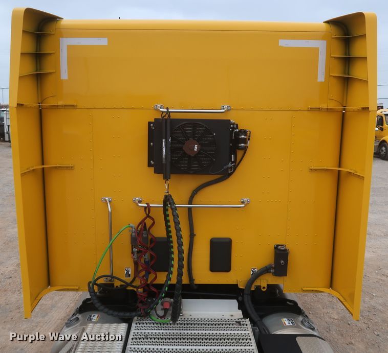 image for item KR9828 2016 Peterbilt 579  semi truck