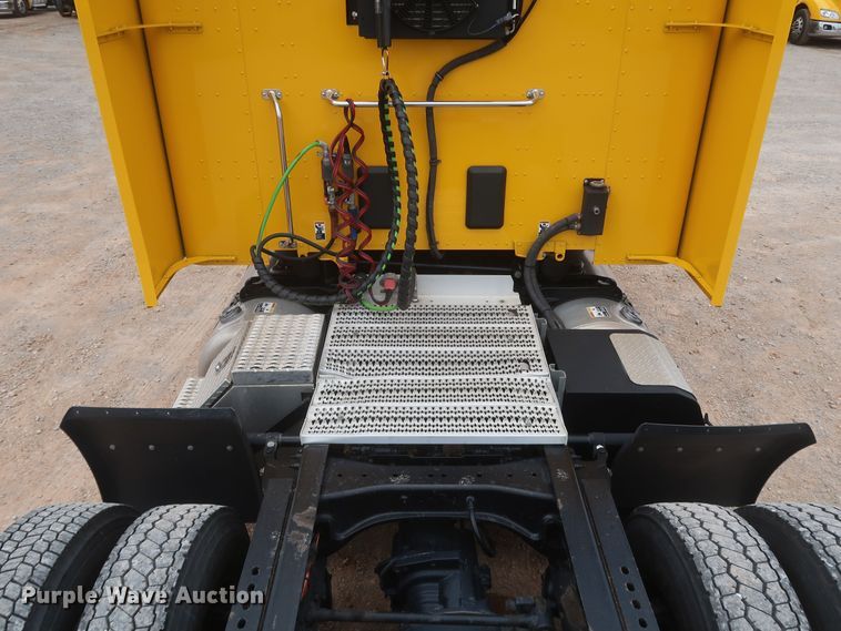 image for item KR9828 2016 Peterbilt 579  semi truck