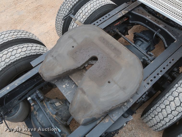 image for item KR9828 2016 Peterbilt 579  semi truck